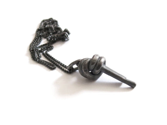 OVERHAND LOOP PENDANT