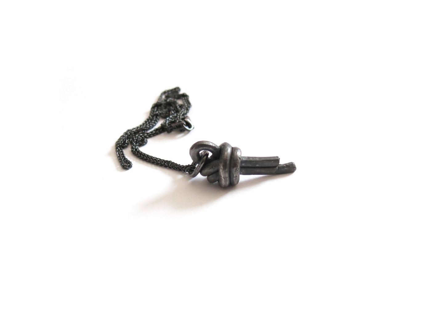 OVERHAND LOOP PENDANT