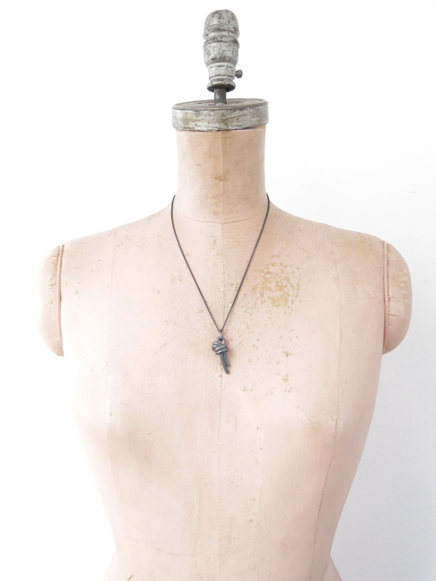 OVERHAND LOOP PENDANT