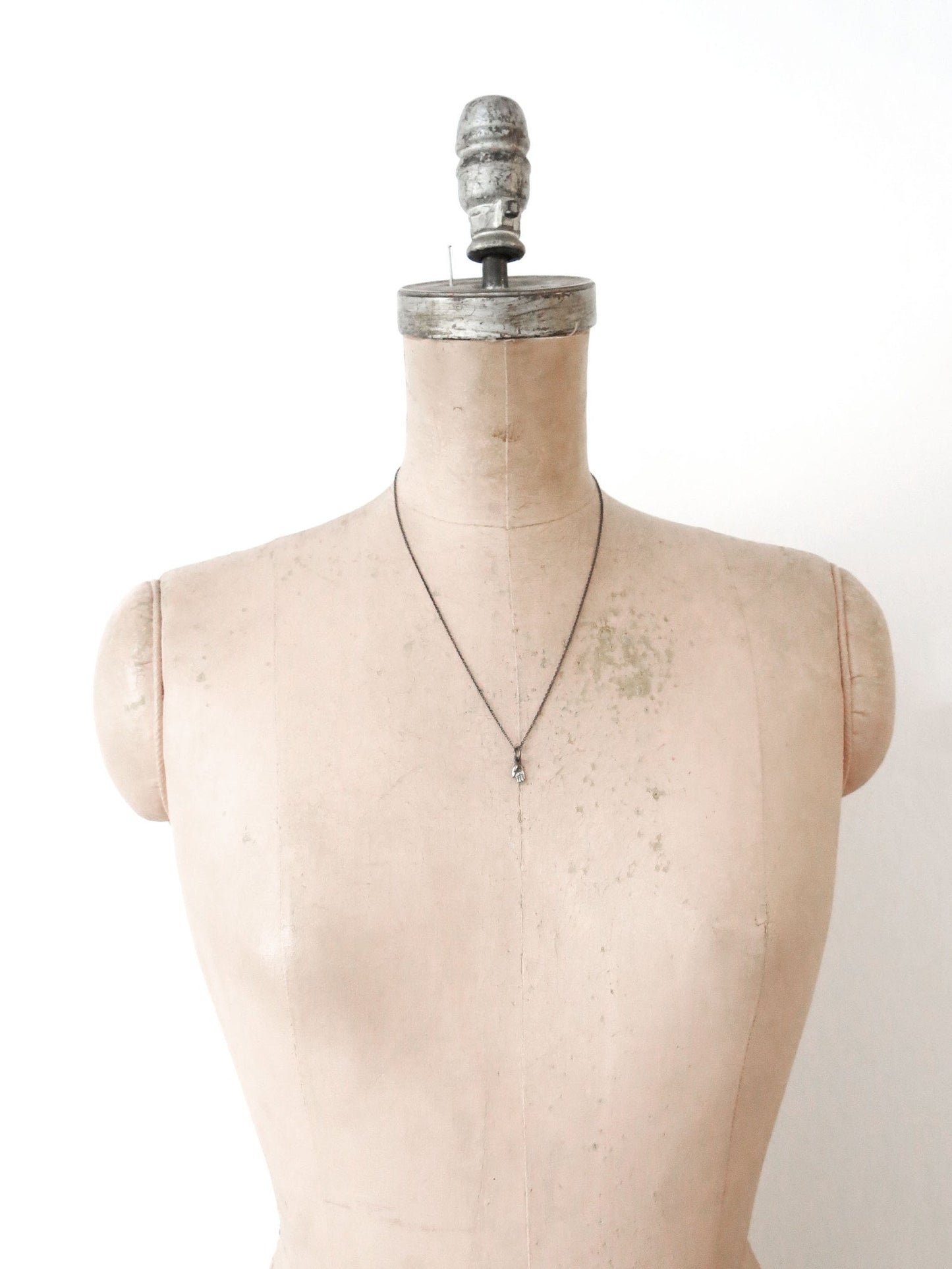 TALISMAN TINY HAND PENDANT