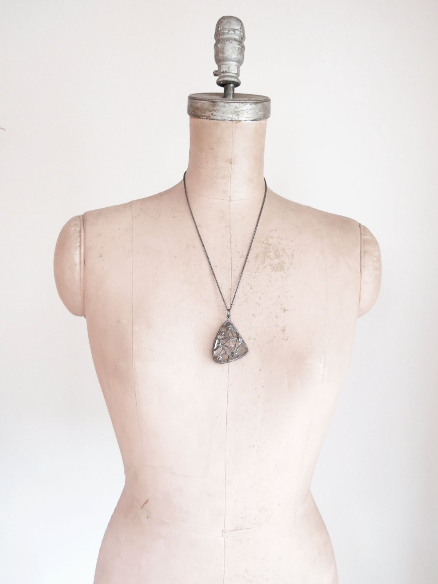 WEIRD TRIANGLE RUTILE QUARTZ NOEUDS