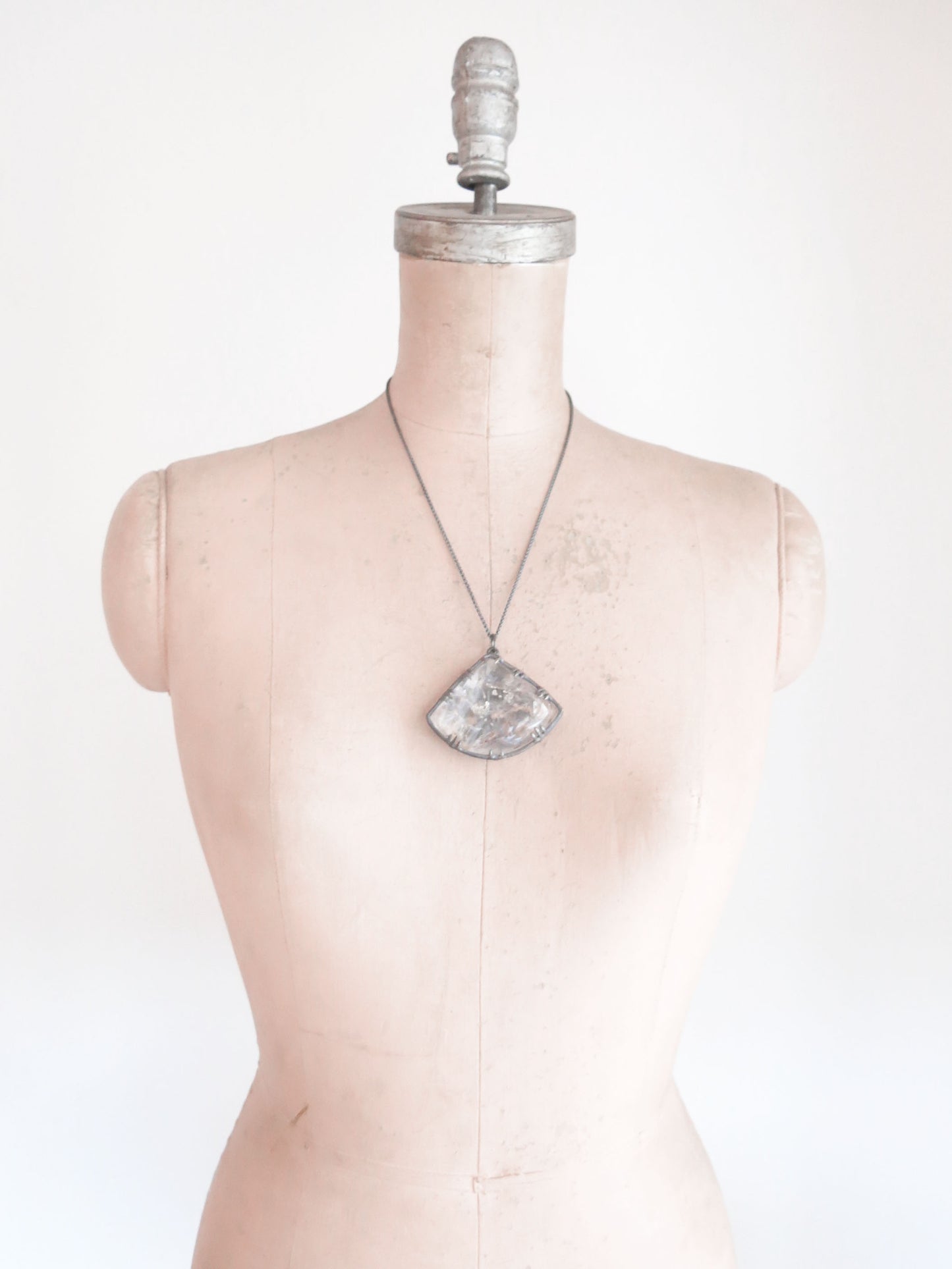 FAN CRYSTAL KNOTS PENDANT