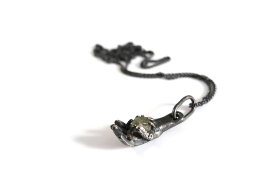 MAIN TENANT LE SAPHIR DU MONTANA BRUT