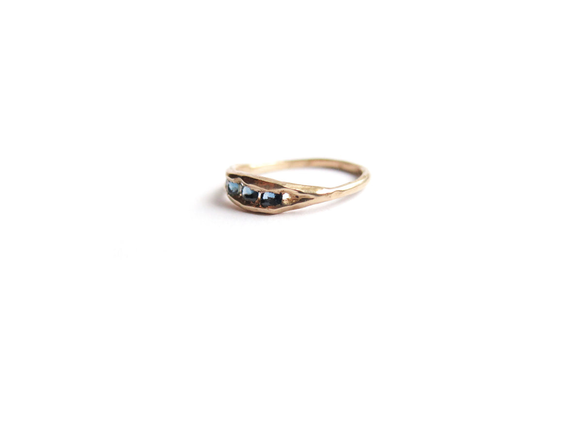 14K BLUE SAPPHIRES RING